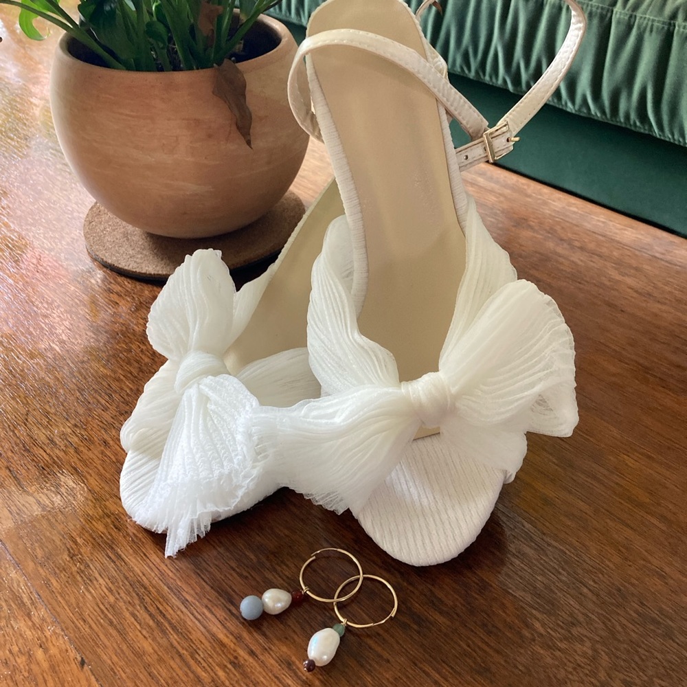 New in box Loeffler Randall style white pumps size 7